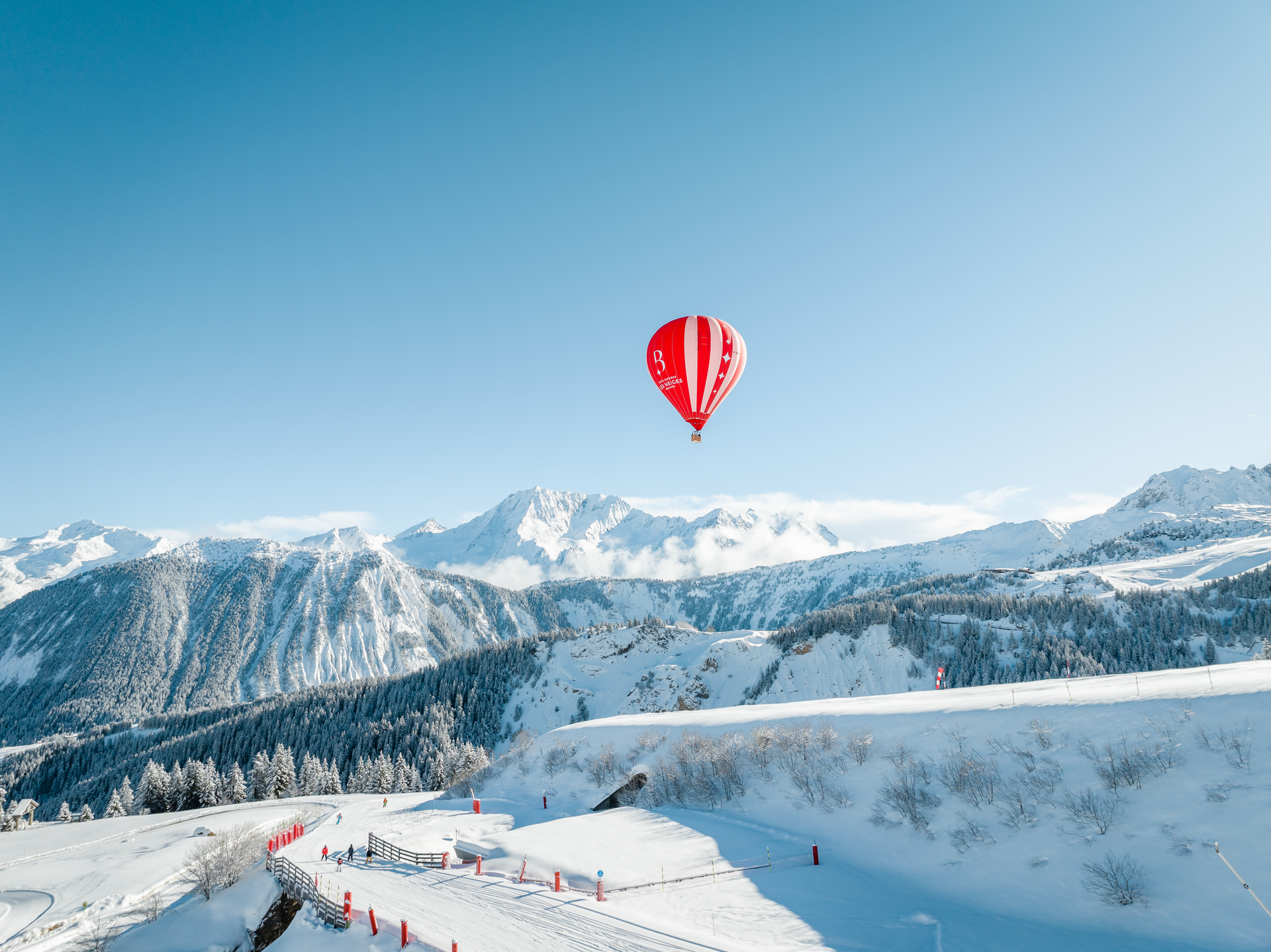 Courchevel-©CourchevelTourisme-MontgolfiereDrone-2024-6.webp