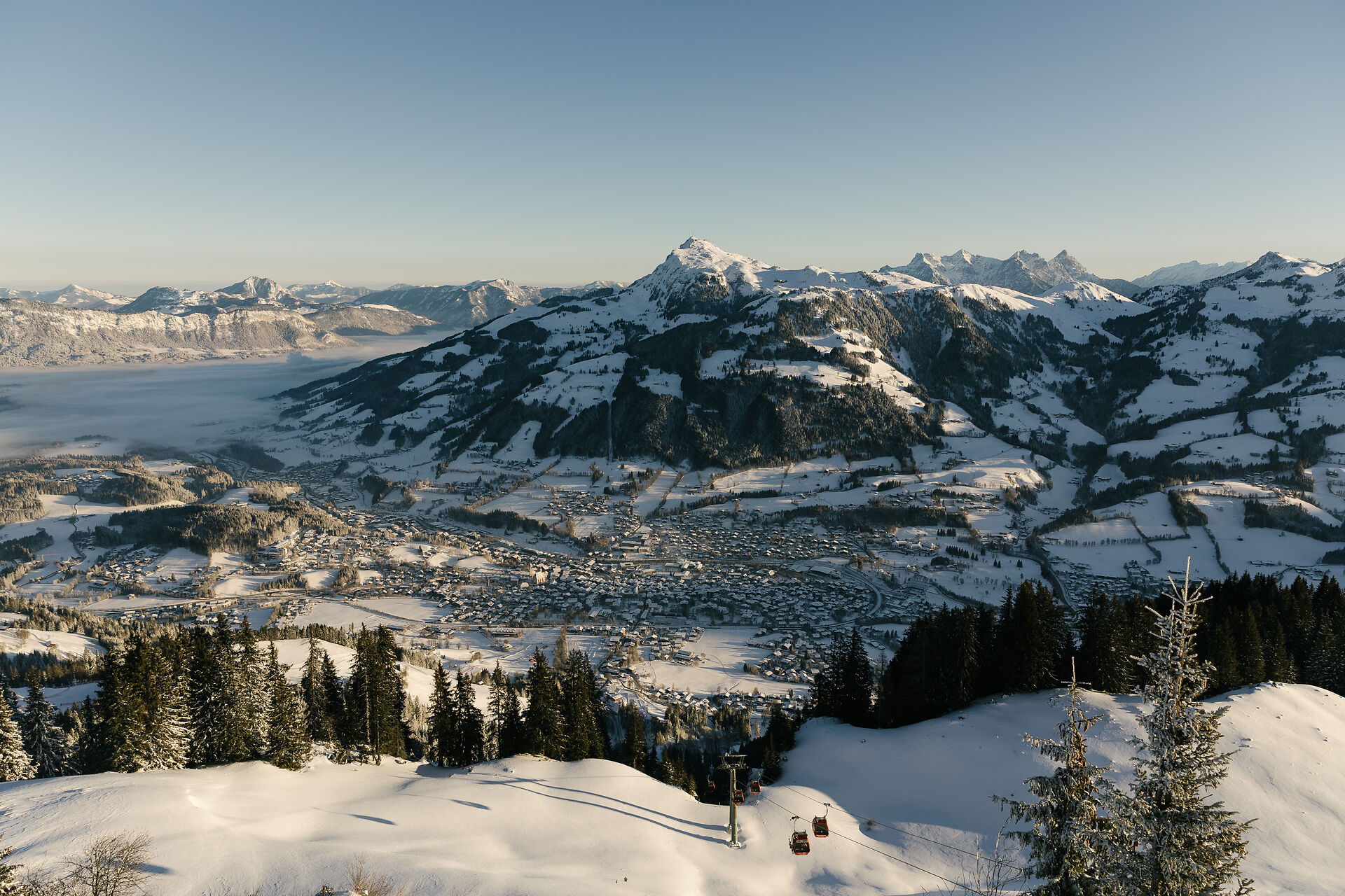 Landschaft-Panorama-Infrastruktur-Hahnenkamm-Winter-Gondel-Stadt-c-Kitzbuehel-Tourismus-21.jpg